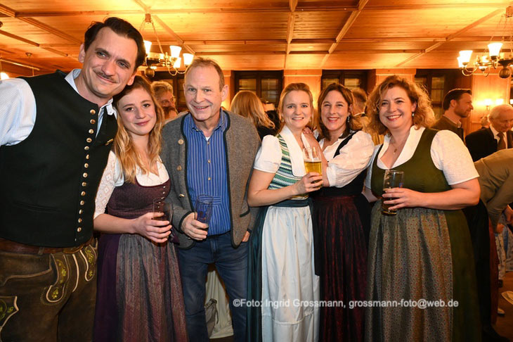 Raphaela Maier (Mi.) im Kreis ihrer Schauspieler, und Regisseur Florian G&uuml;nther (li.) "Weiberwirtschaft" am 03.02.2026 der Iberl-B&uuml;hne (&copy;Foto: Ingrid Grossmann) 